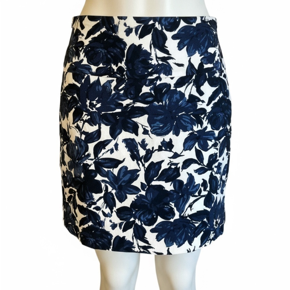 SC & Co Skirt pull on floral skirt with built in shorts women’s size Large